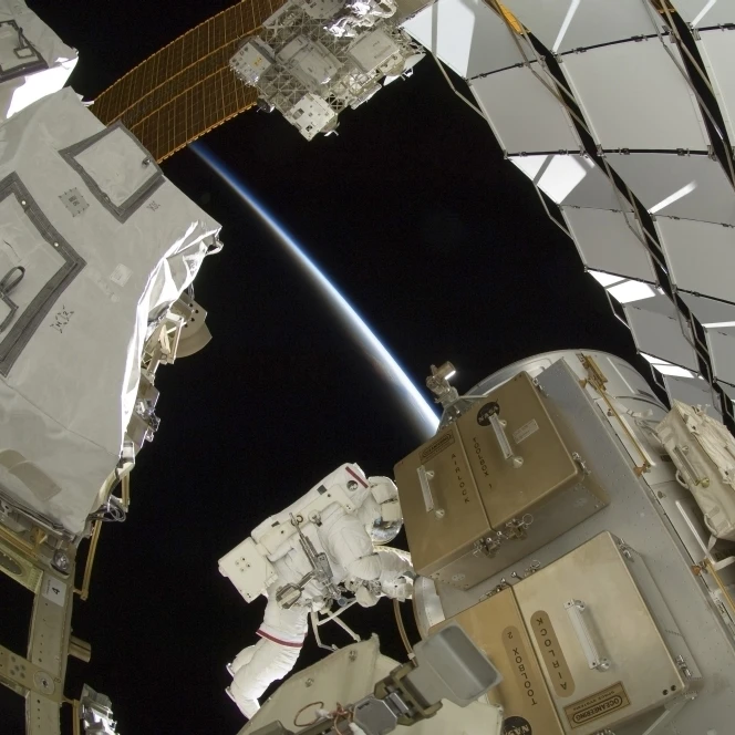 Астронавт работает на Международной космической станции плакат печать