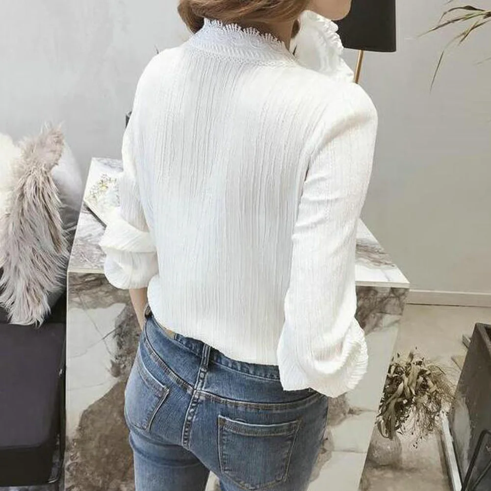 Кружевная блузка с манжетами белая v-образным вырезом и длинным рукавом топы