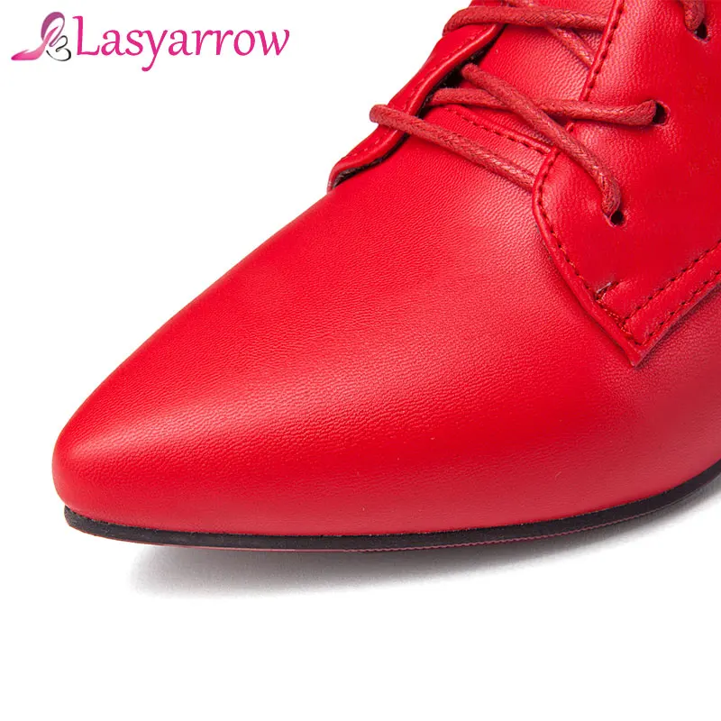 Женские ботинки на среднем каблуке Lasyarrow черные/красные с острым носком весну и