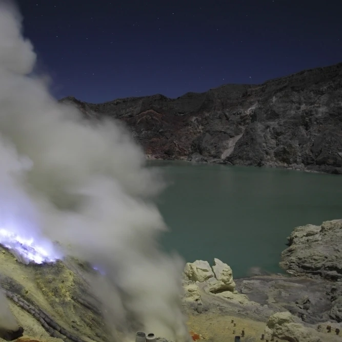 Кислотный кратер озеро и solfatara Kawah Ijen вулкан Java Индонезия плакат печать (17x11) | Дом