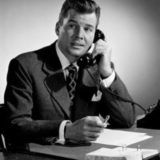 Средний взрослый человек сидит за столом говорящий на телефоне плакат печать