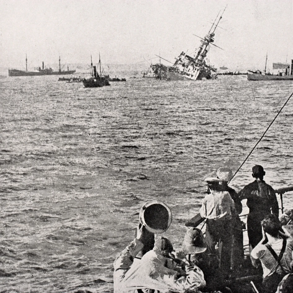 Hms величественный тонущий 27 мая 1915 года после удара торпедой на полуострове