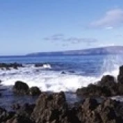 Волны ломая на скалах Makena пляж Мауи Гавайи США плакат печать (18x6) | Дом и сад