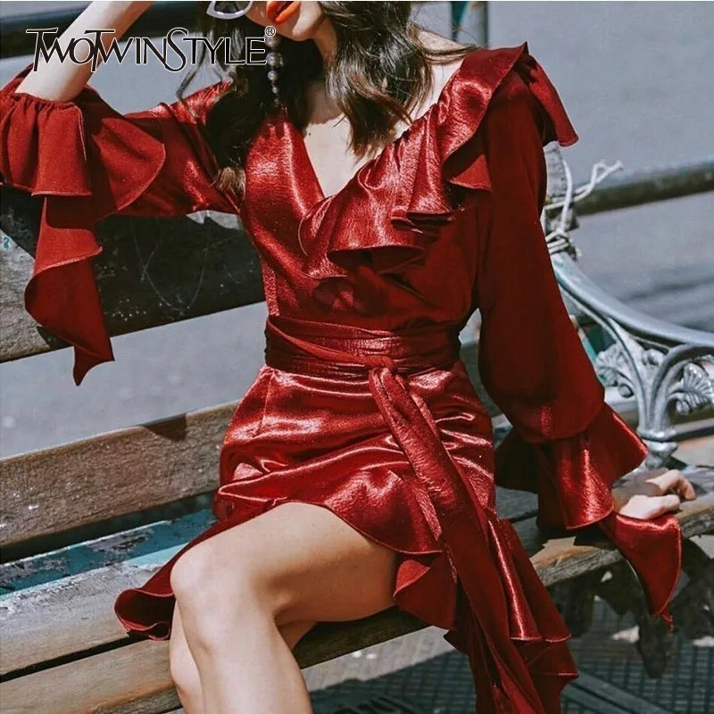 TWOTWINSTYLE Асимметричный атласные платья Женские V шеи Flare с длинным рукавом повязку
