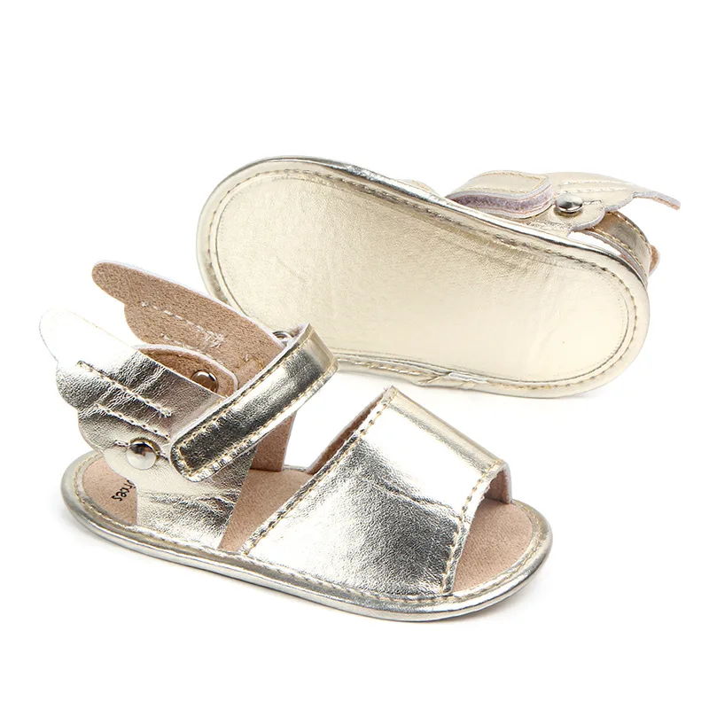 Обувь для маленьких мальчиков модные летние тапочки золотого цвета с крыльями