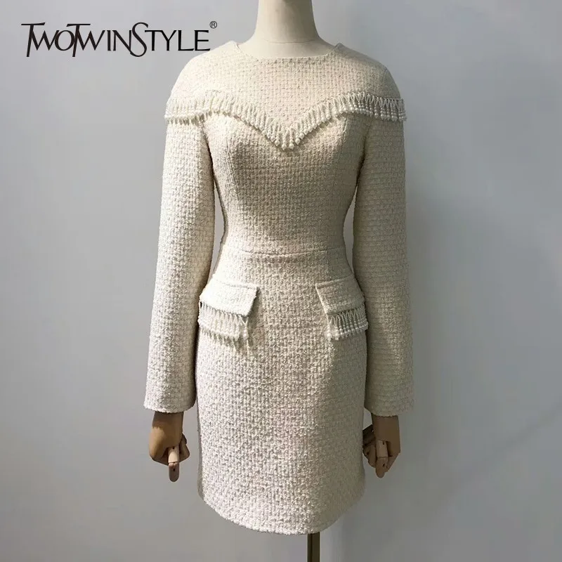 Платье-мини TWOTWINSTYLE черное с длинным рукавом и кисточками | Женская одежда