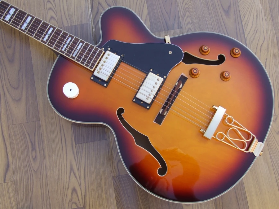 SUNBURST большой корпус полностью полый, одна среза archtop Джаз гитара, трапециевидный стиль хвост, прямо с завода