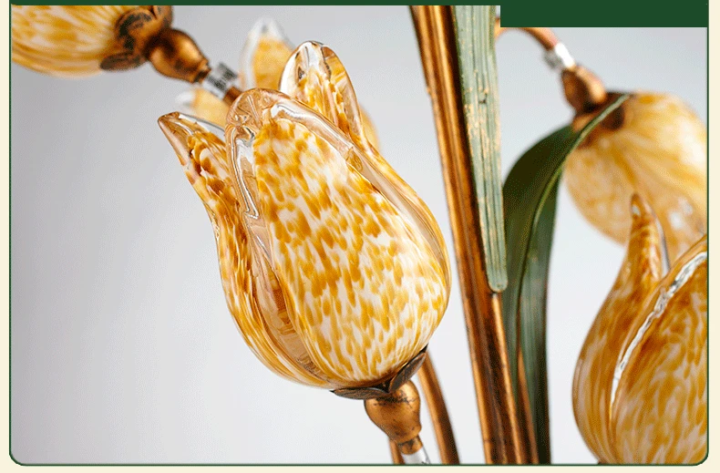 Винтажная классическая настольная лампа с цветами стеклянная прикроватная в