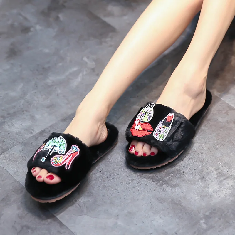 От известного дизайнера в виде красных губ с накладкой поверх каблука Сандалии