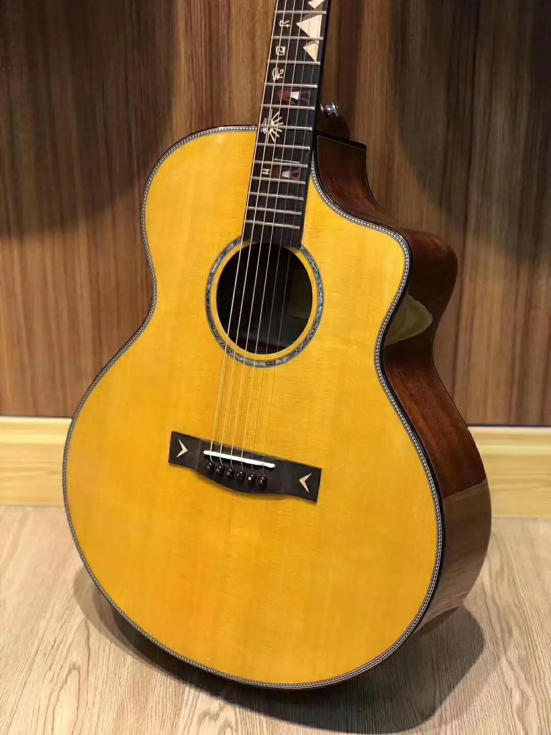 

VINIDA Wan Nida Guitar Desert Boat VX-11 41 inch spruce peach core face