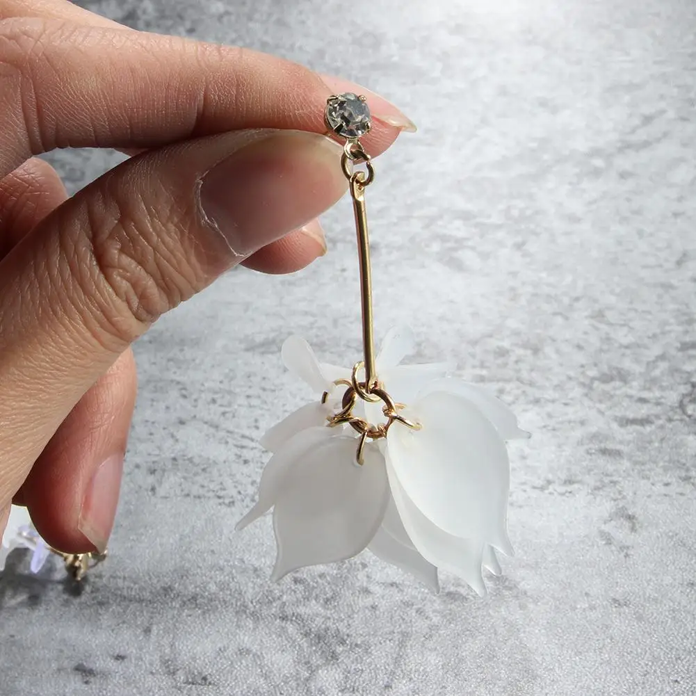 Длинные металлические серьги с подвеской многослойные лепестками и кисточками в