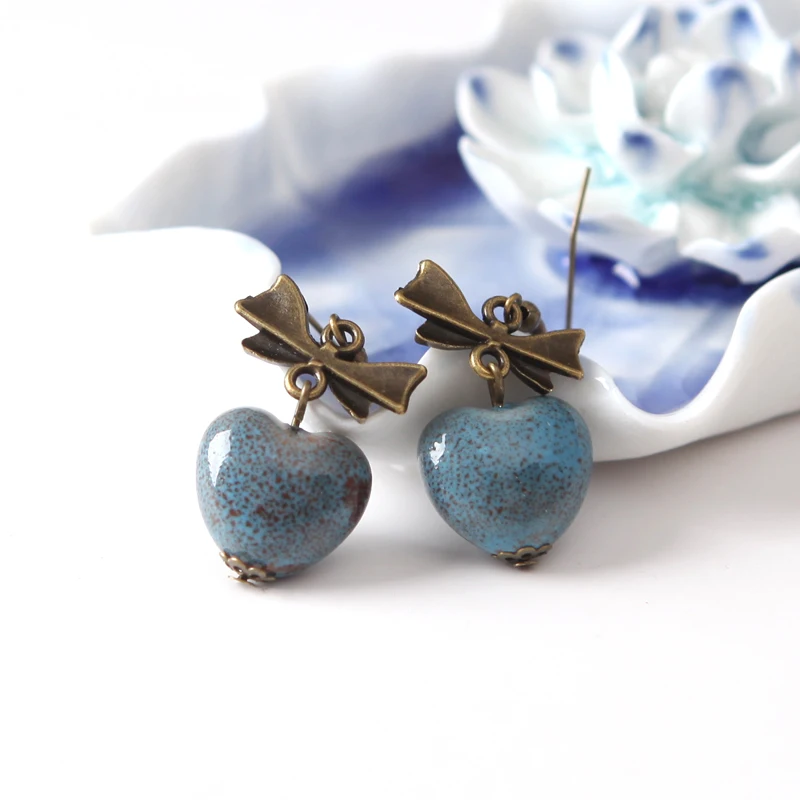 Винтажные антикварные серьги-подвески в форме сердца красные глазурованные