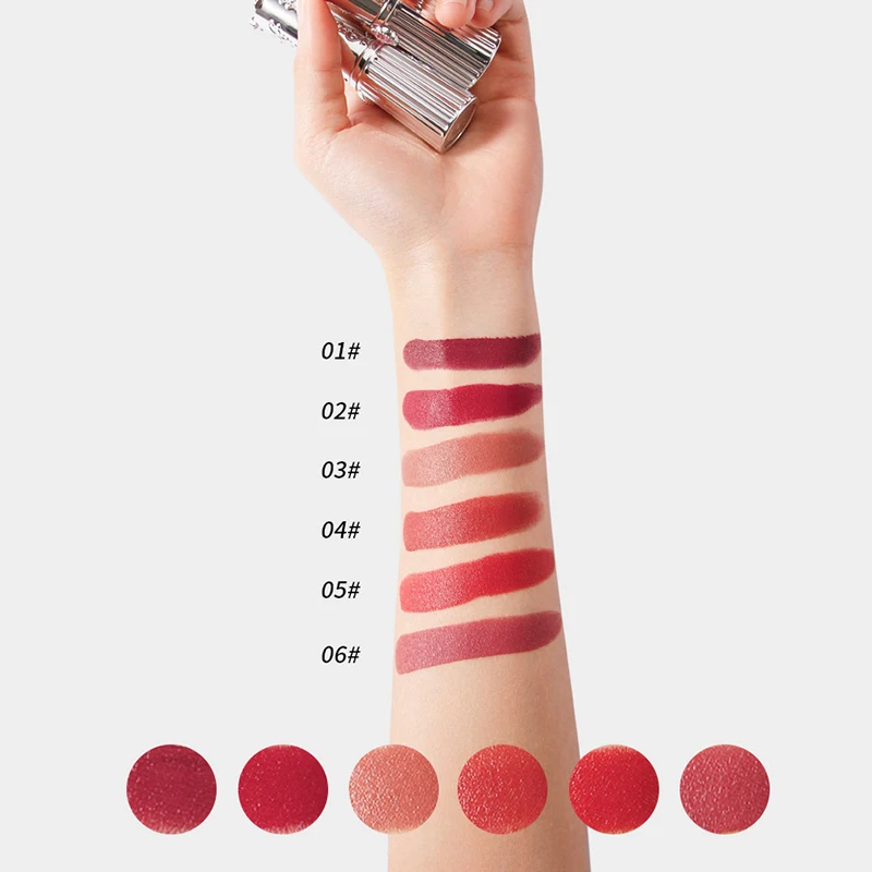 Косметическая водостойкая губная помада рубинового розового цвета матовая