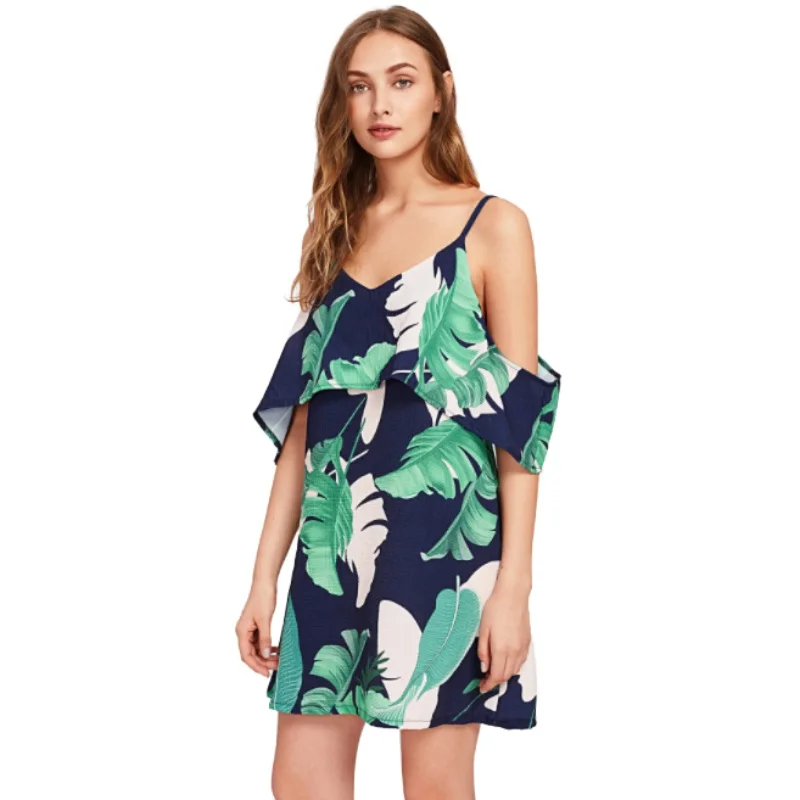 Летнее платье на тонких бретельках с рюшами и открытыми плечами принтом листьев