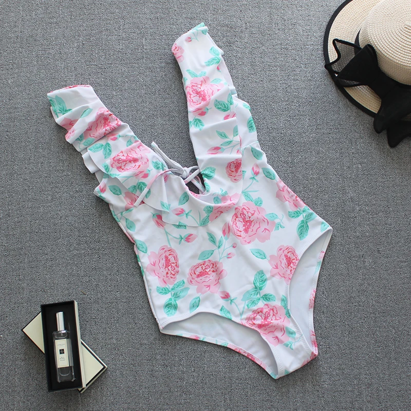 Женский слитный купальник с цветочным принтом и оборками высоким вырезом