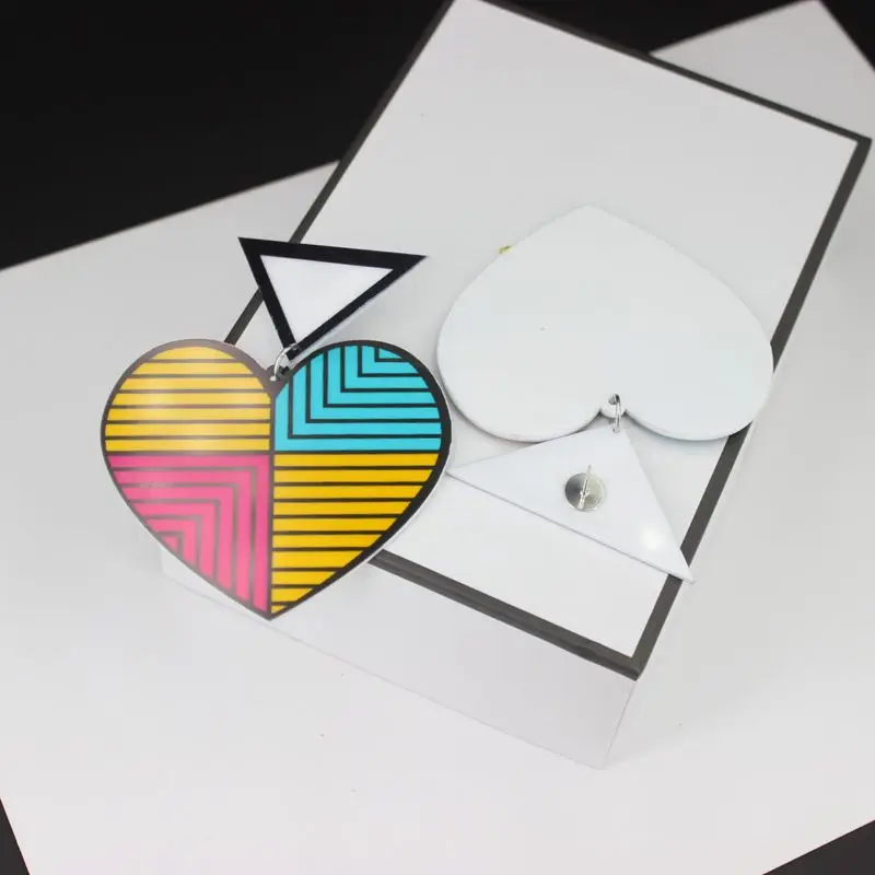 Большие Акриловые цветные полосатые треугольные серьги-гвоздики в форме сердца