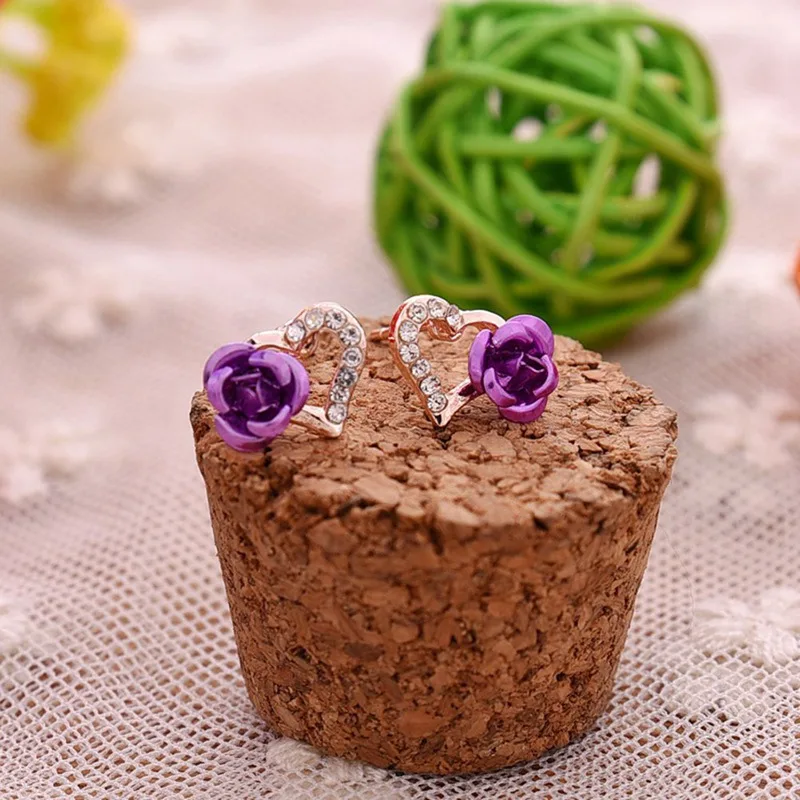 Новые трендовые серьги-гвоздики золотистого цвета с кристаллами в форме сердца