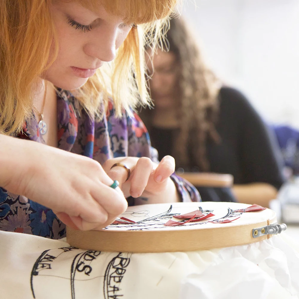 

Embroidery Hoop Cross Stitch Embroidery Frame Skein Punch Needle Stitching CrossStitch Needlework Accessory Costura Sewing Tool