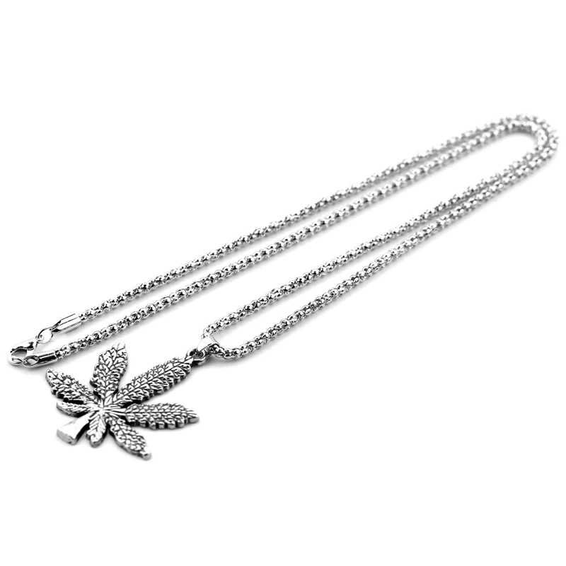 Ожерелье с подвеской в виде кленового листа покрытое золотом и серебром