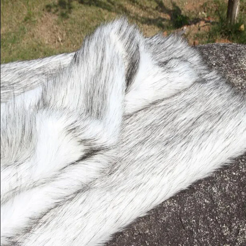 Хорошая ткань из искусственного меха черно-серого цвета с ворсом длиной 4-5 мм, подходящая для изготовления воротников, декоративных элементов одежды и других ремесел.