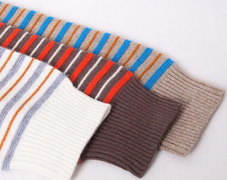 Женский трикотажный пуловер в полоску из 100% козьего кашемира с v-образным вырезом