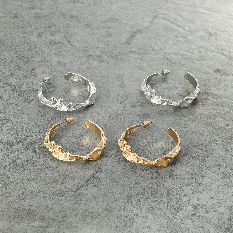 Женские серьги кольца неправильной геометрической формы золотистые с