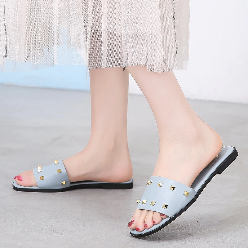 Новинка 2019 года модные женские шлепанцы с заклепками белые на плоской подошве