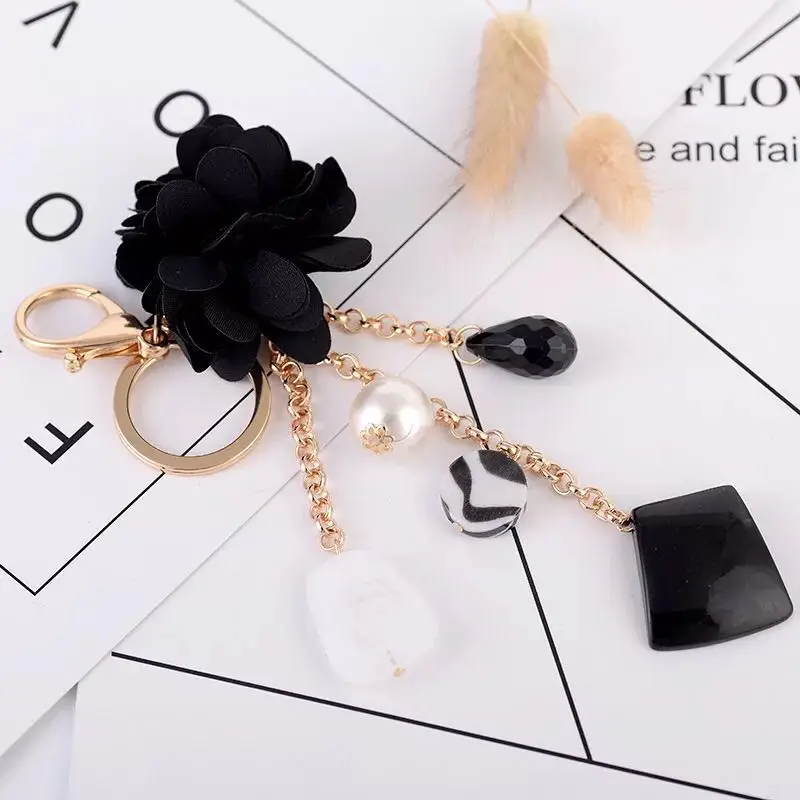 

Брелок с подвеской в виде цветов из ткани