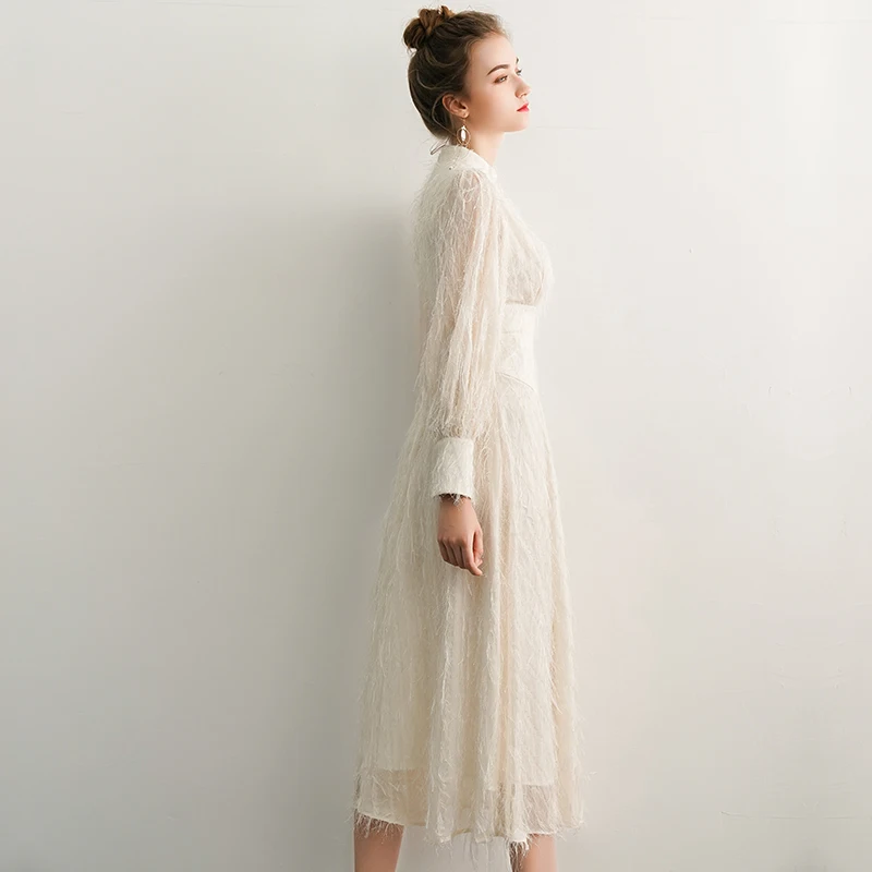 Женское вечернее платье цвета шампанского кружевное длиной до колена с длинными