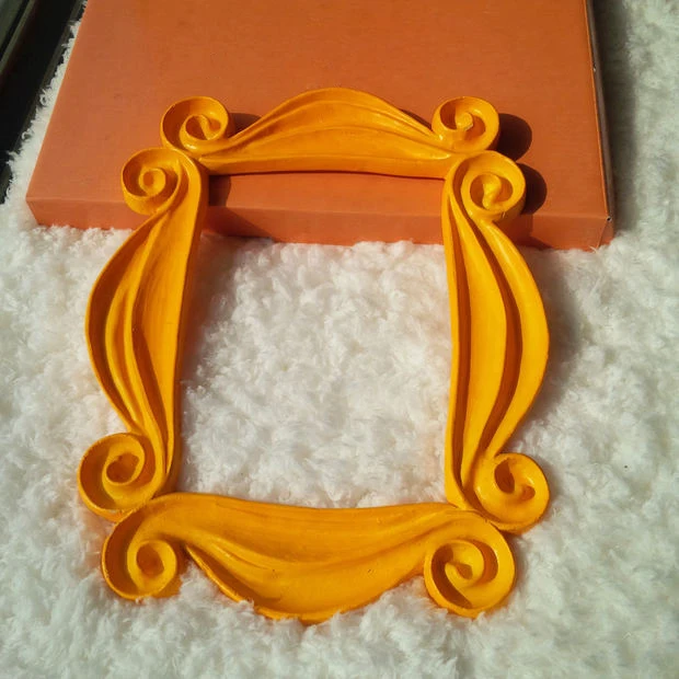 ТВ серия Friends желтая дверная рама ручной работы как видно на дверях Моники по