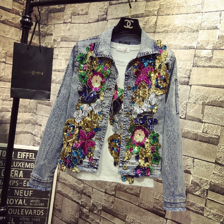 Женская джинсовая куртка с разноцветными цветочными пайетками синяя