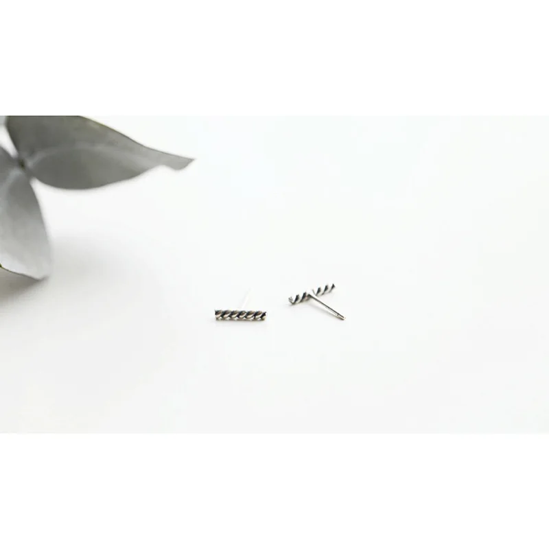 Женские серьги-гвоздики с минималистичной линией