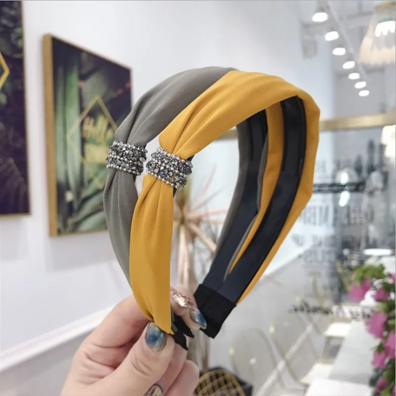 Женская повязка на голову с бриллиантами узелком сбоку и зубчиками модная