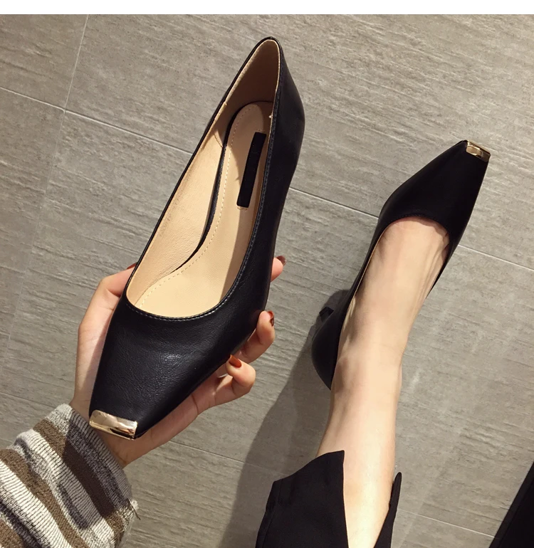 Женская обувь; тонкие туфли; сезон весна; Новинка года; стильная обувь на высоком каблуке с квадратным закрытым носком и металлическими украшениями