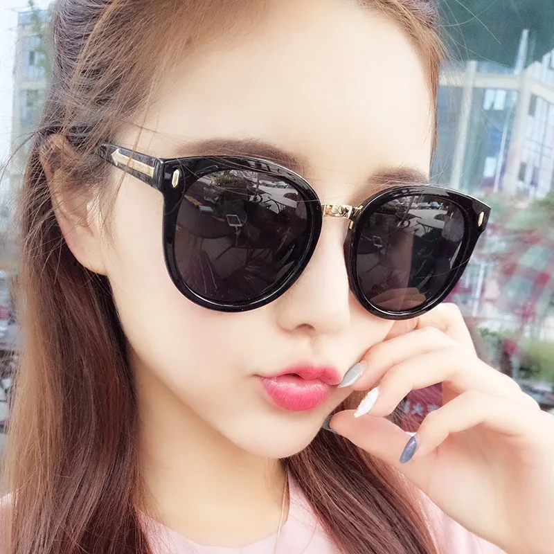 Модные солнцезащитные очки с большой оправой в стиле ретро изогнутой красочной