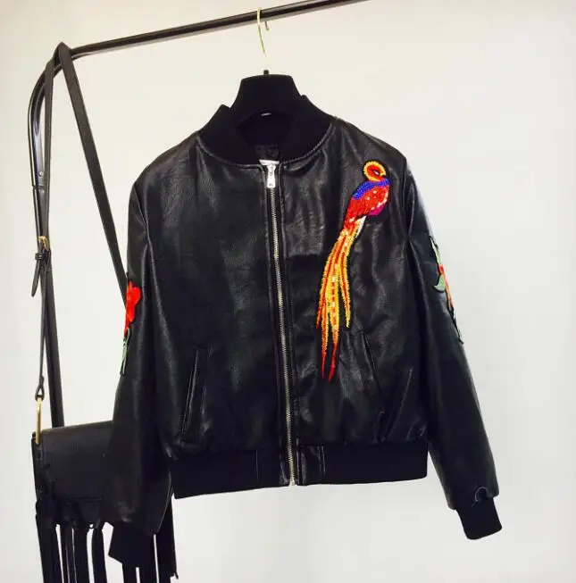 Женская кожаная куртка с вышивкой черная короткая из искусственной кожи в