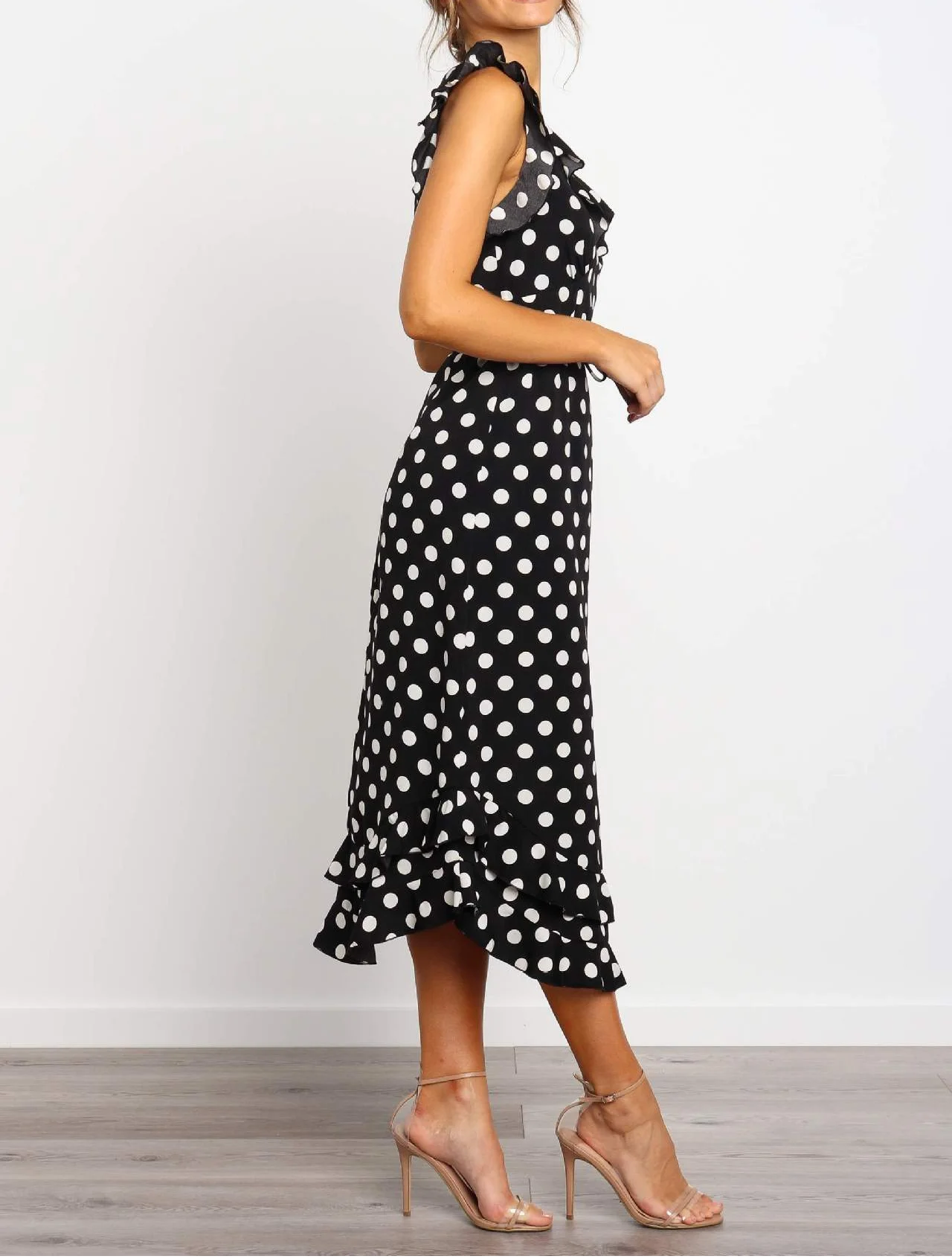 Женское платье в горошек без рукавов приталенное средней длины с воланом модель