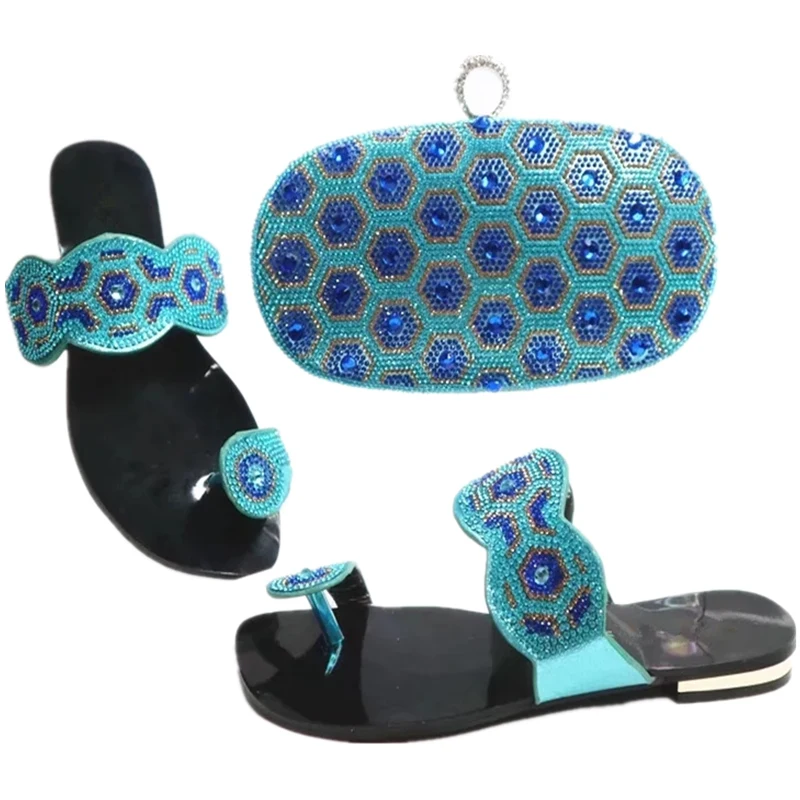 Новый комплект из обуви и сумки небесно-синего цвета украшенный стразами в
