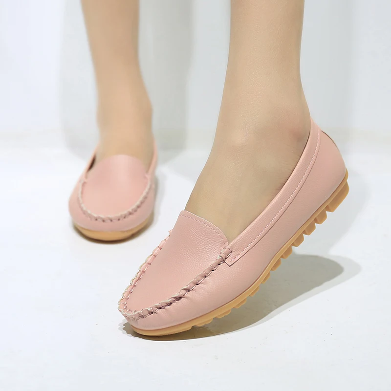 Осенние кожаные туфли без шнуровки белые однотонные лодочки на плоской подошве