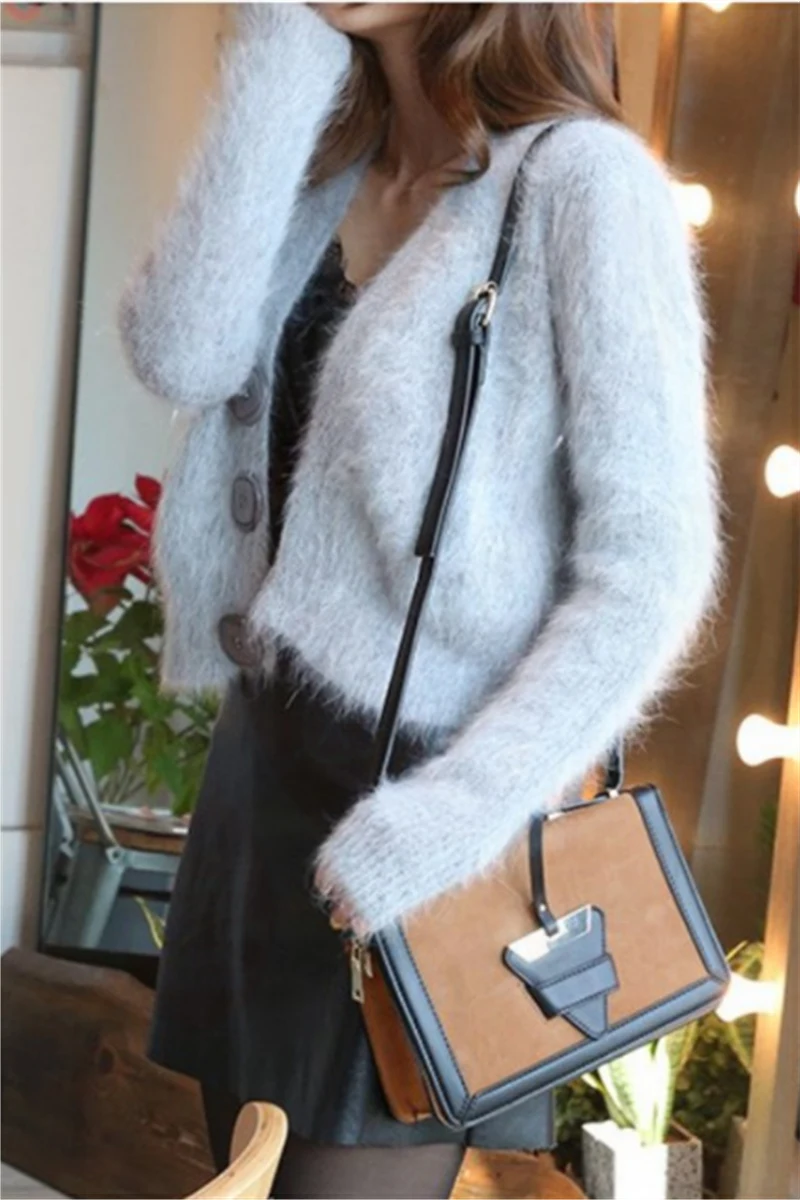 Женский мохеровый свитер короткий свободный однобортный с длинным рукавом