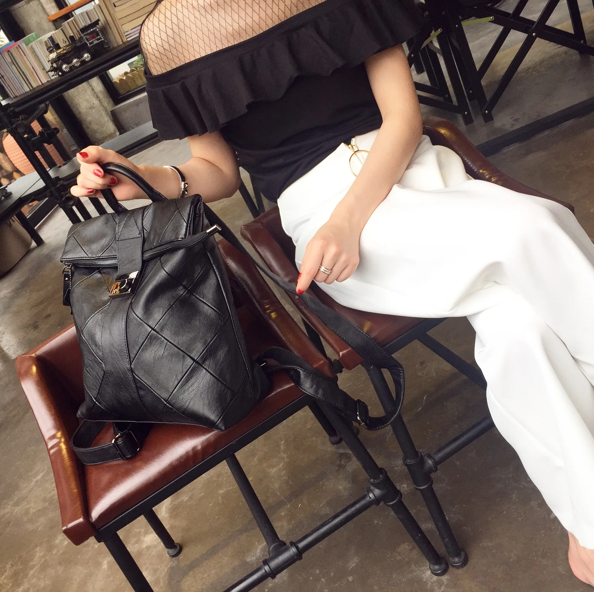 Женская сумка рюкзак на плечо из мытой кожи маленький дорожный школьный женская