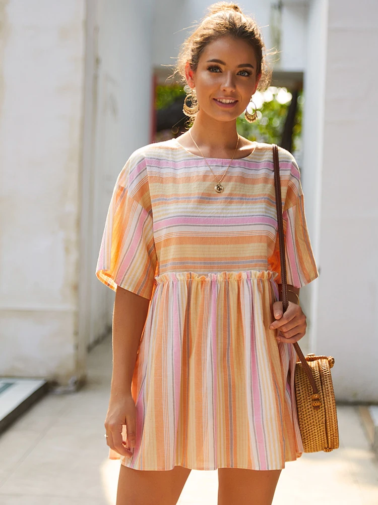 Женское свободное платье в полоску мини с круглым вырезом и коротким рукавом