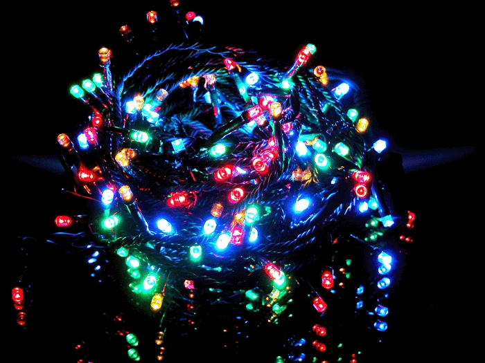 Новогодняя елка. Новогодние обои на рабочий стол. Зажгись огнями яркими. Новогодние огоньки. Елочная гирлянда.