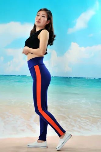 Новинка цветные леггинсы из искусственной кожи в полоску с боковой вставкой