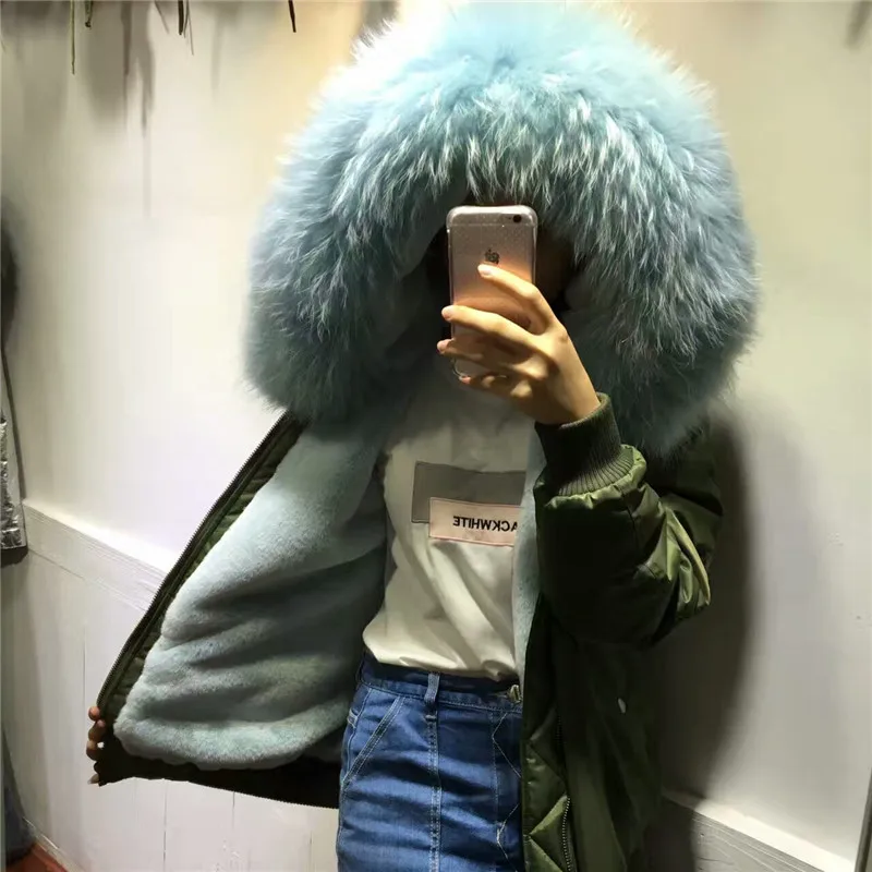 Новинка комфортное зимнее пальто с меховым капюшоном на молнии светло-голубой