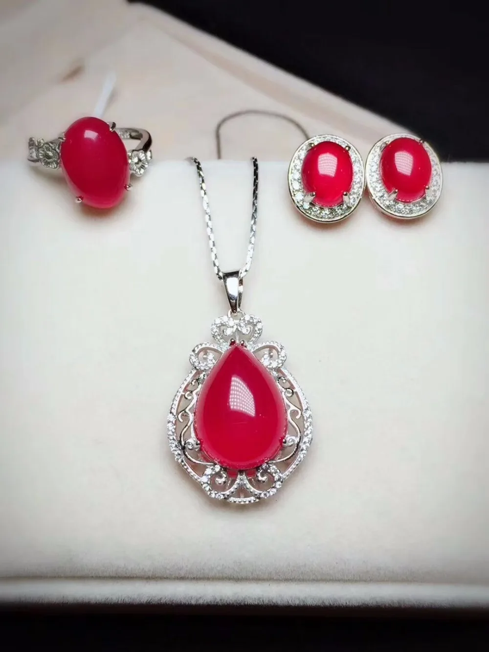 

Natural ice red chalcedony jewelry pendant earrings three piece free shipping
