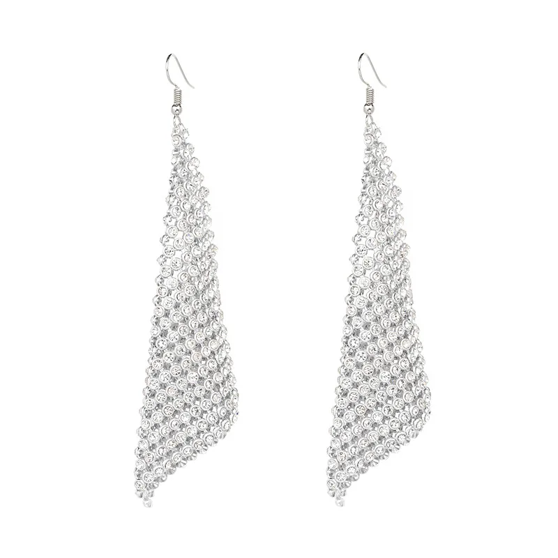 Новые модные Эффектные серьги с голографической цепью на осень фианитами для