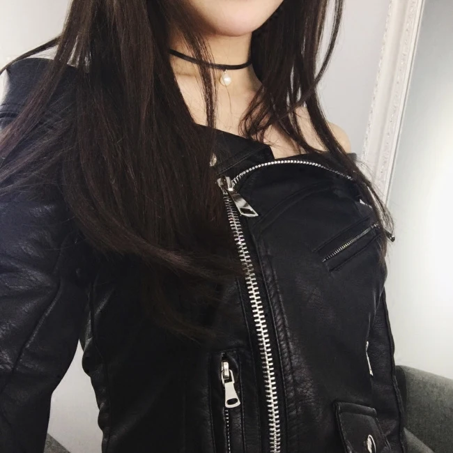 Женская кожаная куртка с открытыми плечами Элегантная черная мотоциклетная