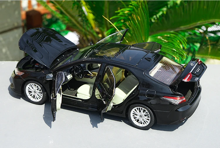 1/18 Toyota Camry 8-го поколения Литой Сплав Модель автомобиля игрушки для детей Коллекция подарков Черный Белый Красный