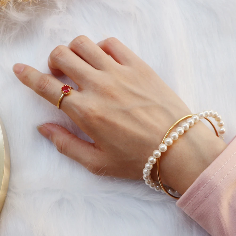 Круглый браслет из жемчуга и бисера с простой геометрической тонкой линией